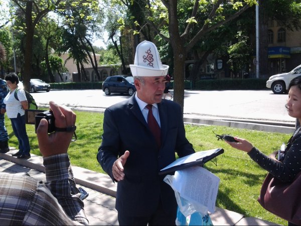 Фото &mdash; В Бишкеке прошел митинг с требованием создать антикризисную программу и за 3 года вывести страну из экономкризиса &mdash; Tazabek