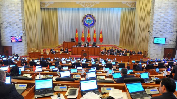 «Декларация-2015»: Депутат А.Султанов ездит на «Волге ГАЗ-2410», А.Кулбаракову принадлежат 9 земельных участков и 2 «КАМАЗа» — Tazabek