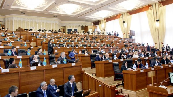 «Владельцы особняков в парламенте»: У депутатов М.Аманкулова, Ч.Турсунбекова и А.Кулбаракова и их близких родственников свыше десяти домов и квартир — Tazabek