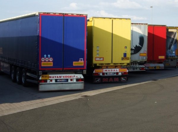 За I полугодие кыргызские автоперевозчики перевезли 383,9 тыс. тонн груза, иностранные &mdash; 303,4 тыс. тонн &mdash; Tazabek