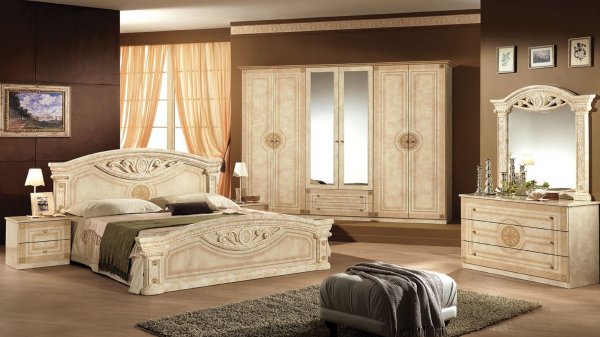 Среди владельцев мебельных салонов депутат Т.Конушбаев, сын экс-депутата О.Абдрахманова и сестра экс-президента Р.Отунбаевой (отчисления в бюджет) &mdash; Tazabek