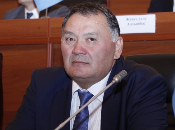 Депутат К.Жолдошбаев спикеру: Мы с вами живем в  5 комнатных квартирах и домах, а простое население в Нарынской области мерзнет и теснится в однокомнатных домах &mdash; Tazabek
