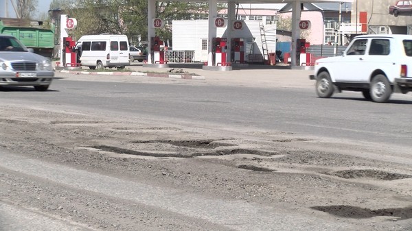 Если вы ничего не решаете, зачем вы пришли? - депутат Т.Конушбаев замминистра А.Жусубалиеву о ямочном ремонте на дороге Бишкек&ndash;Кара-Балта &mdash; Tazabek