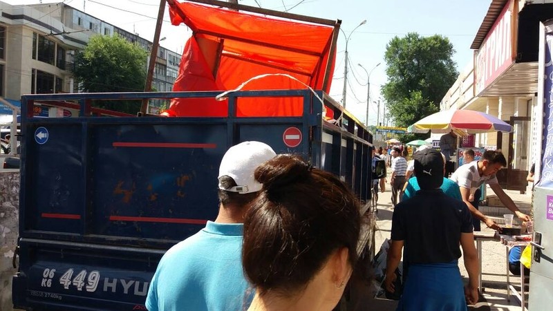 На территории Ошского рынка прошел рейд по ликвидации стихийной торговли (фото) &mdash; Tazabek