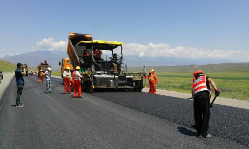 На участке Казарман&mdash;тоннель (перевал Кок-Арт) автодороги Север&mdash;Юг проложен щебеночно-мастичный асфальтобетон &mdash; Tazabek