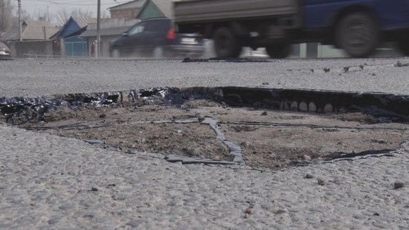 Депутат: Надо ввести ответственность перед законом за некачественный ямочный ремонт &mdash; Tazabek