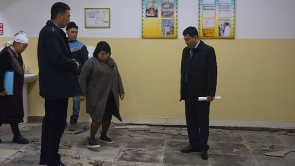 В жилмассиве Ала-Тоо в школе №82, введенной в эксплуатацию в 2015 году, просели полы (фото)