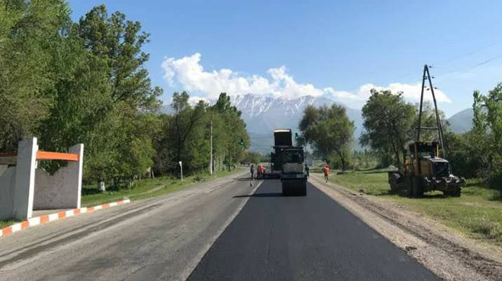 На участке дороги Кара-Балта&mdash;Суусамыр укладывают асфальт, - Минтранс &mdash; Tazabek