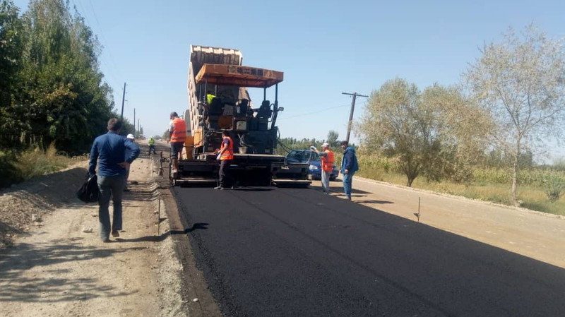 По автодороге Ош&mdash;Баткен&mdash;Исфана начато устройство нижнего слоя асфальтобетонного покрытия (фото) &mdash; Tazabek