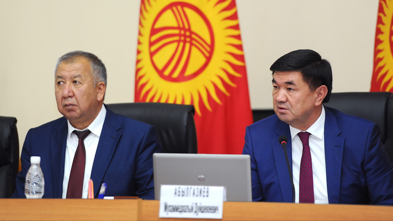 Премьер: Министры находятся в командировках по 20 дней &mdash; это что, обучение? Чиновники превратились в студентов? &mdash; Tazabek