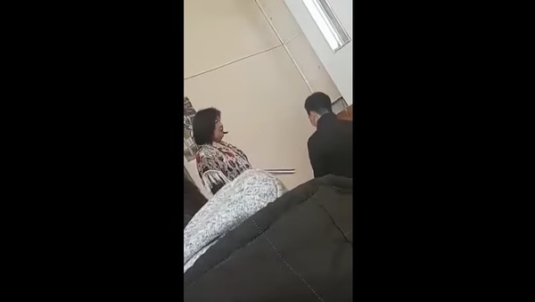 Студентти журнал менен башка чапкан мугалим жумуштан кетти (видео)