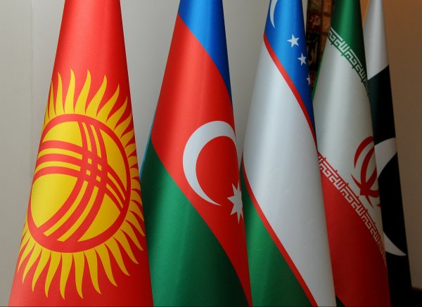 Фото &mdash; Премьер-министр С.Жээнбеков прибыл в Исламабад для участия в 13-м Саммите Организации экономического сотрудничества &mdash; Tazabek