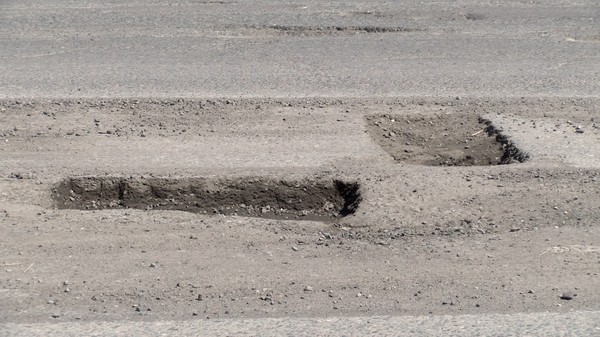 Минтранс в ускоренном режиме ведет асфальтирование и ямочный ремонт дороги от Жалал-Абада до Кочкор-Ата и Маданията, - Ж.Калилов &mdash; Tazabek