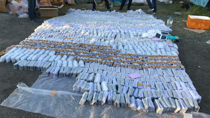 Уволены 3 таможенника, начальник получил строгий выговор: Дело по контрабанде мобильников на 30 млн сомов &mdash; Tazabek