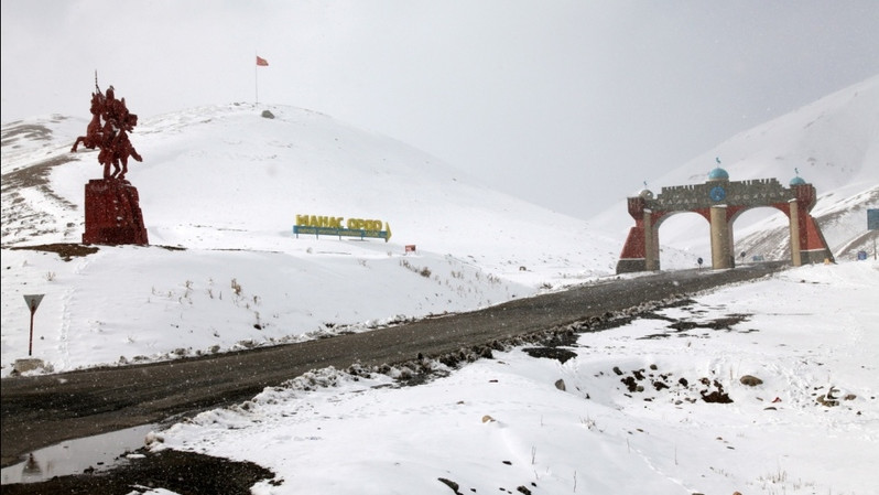 Депутат: Работники управления Минтранса сделали себе бизнес &ndash; расчищают дорогу на перевале &laquo;Отмок&raquo; за $100-200 &mdash; Tazabek