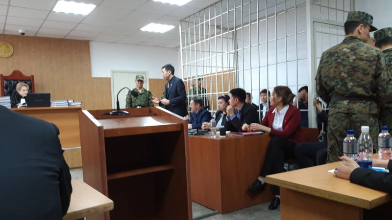 Дело по модернизации ТЭЦ: Возле зала суда с участием С.Исакова, Ж.Сатыбалдиева, О.Лавровой и другими собрались около 50 человек (фото) — Tazabek