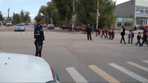 Тоңдо окуучуларга жол эрежелери үйрөтүлдү (сүрөт)