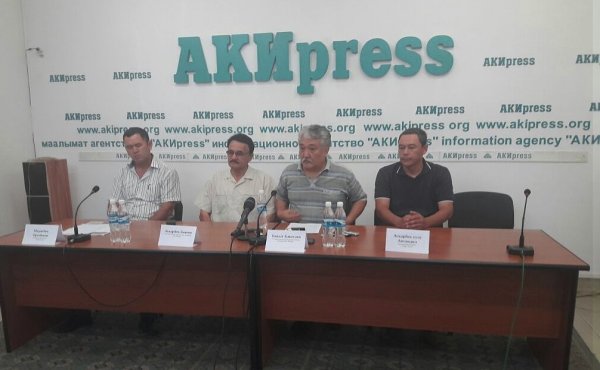 Атамбаев находит и привозит в страну деньги на строительство дорог, а Минтранс проводит сомнительные тендеры,  - политолог Б.Бакетаев &mdash; Tazabek