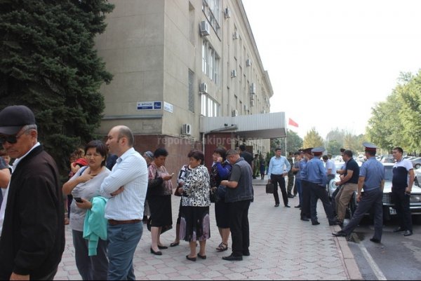 Заемщики обвинили лидера фракции &laquo;Кыргызстан&raquo; К.Исаева и депутата Н.Макеева в невыполнении условий меморандума &mdash; Tazabek