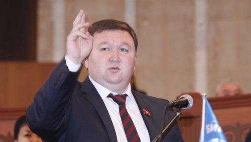 Депутат М.Жеенчороев возмутился словами представителя Международного делового совета о разработке законопроекта и предложил &laquo;с туземцами разговаривать в другом месте&raquo; &mdash; Tazabek