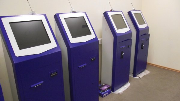 Среди владельцев платежных терминалов экс-депутат Т.Сагынов, дочь экс-премьера А.Муралиева и брат депутата У.Кадыралиева (отчисления в бюджет) &mdash; Tazabek