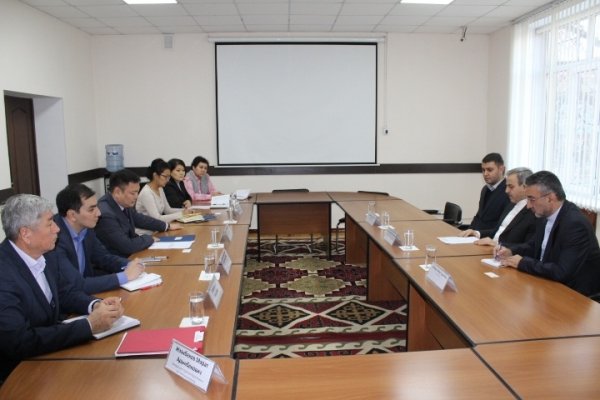 Крупные иранские компании готовы инвестировать в малые ГЭС КР, но есть вопросы,  мешающие развитию двухсторонних отношений, - посол Ирана в КР Али Моджтаба Рузбехани &mdash; Tazabek