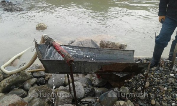 Участки «Кок-Кыя» и «Капчагай» превратились во второй Кумтор, - депутат У.Кыдыралиев о незаконной добыче золота в русле реки Кара-Суу — Tazabek