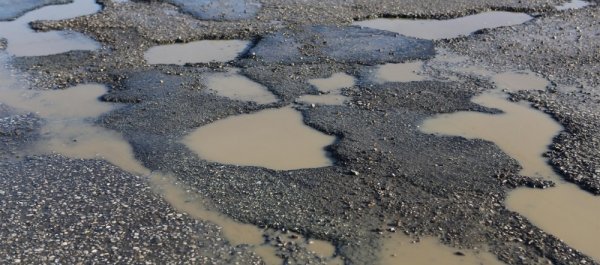 Депутат Р.Момбеков: Мы строим и строим дороги, здесь заканчиваем, а там уже дырки появились &mdash; Tazabek