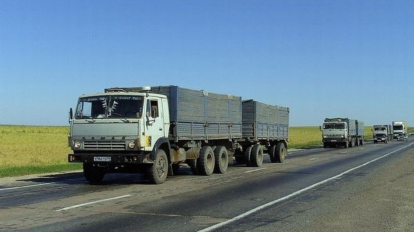 Минтранс должен разгрузить дороги, а не ограничиваться штрафами за перегруз, - депутат &mdash; Tazabek