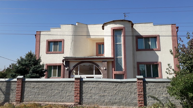 По домам: Налоговики побывали у неплательщиков в &laquo;Царском селе&raquo;, Чон-Арыке и элитке на Южной магистрали (фото, видео) &mdash; Tazabek