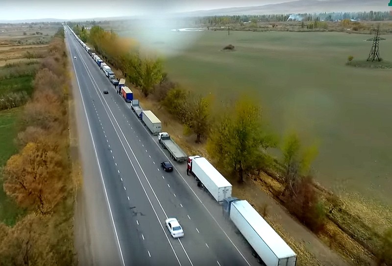 Правительство Кыргызстана намерено обратиться в ВТО и ЕАЭС по ситуации на кыргызско-казахской границе, но надеется решить вопрос в рамках &laquo;братских отношений&raquo; &mdash; Tazabek