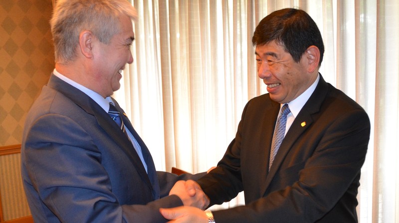 Министр ЕЭК М.Кадыркулов и генсекретарь Всемирной таможенной органиации К.Микурия обсудили ситуацию на кыргызско-казахстанской границе &mdash; Tazabek