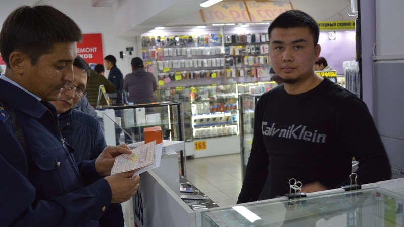 ГНС начала рейдовый контроль по налогам в Бишкеке (фото) &mdash; Tazabek