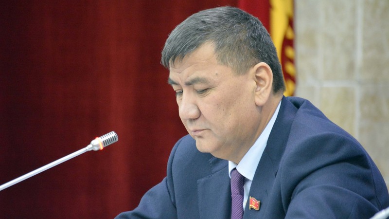 Наши дороги будут портиться и ломаться, если мы продолжим возить грузы по внутренним дорогам, а не с помощью железной дороги, - депутат &mdash; Tazabek