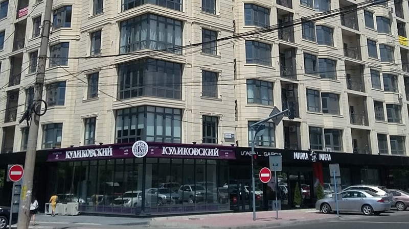 Видео: Сотрудники ГСБЭП провели обыск в квартире многоэтажного дома в Бишкеке, где проводились азартные игры &mdash; Tazabek