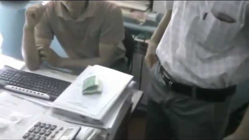 Видео &mdash; За взятку задержаны депутат айылного кенеша и специалист по землеустройству &mdash; Tazabek