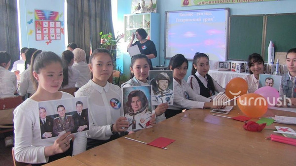 Кыргыздын алгачкы космонавты Салижан Шарипов Өзгөндөгү окуучулар менен жолугат (сүрөт)