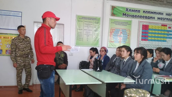 Жети-Өгүздө мектеп окуучуларына сууга түшүү эрежелерин үйрөтүштү (сүрөт)