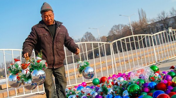 Новый год со вкусом: Кто закупает новогодние подарки более чем на 2 млн сомов? &mdash; Tazabek