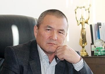 Депутат С.Нышанов: Только в Кыргызстане дороги вручную песком посыпают? &mdash; Tazabek