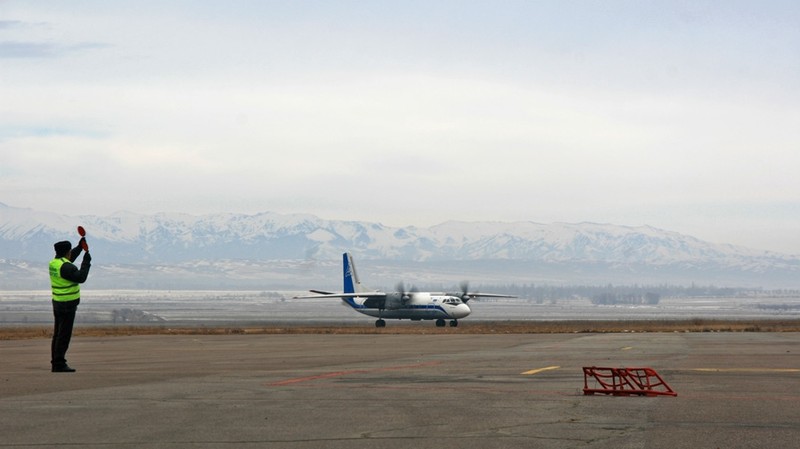 Если бы аэропорт в Караколе отремонтировали, то он работал бы и зимой, и летом, - депутат &mdash; Tazabek