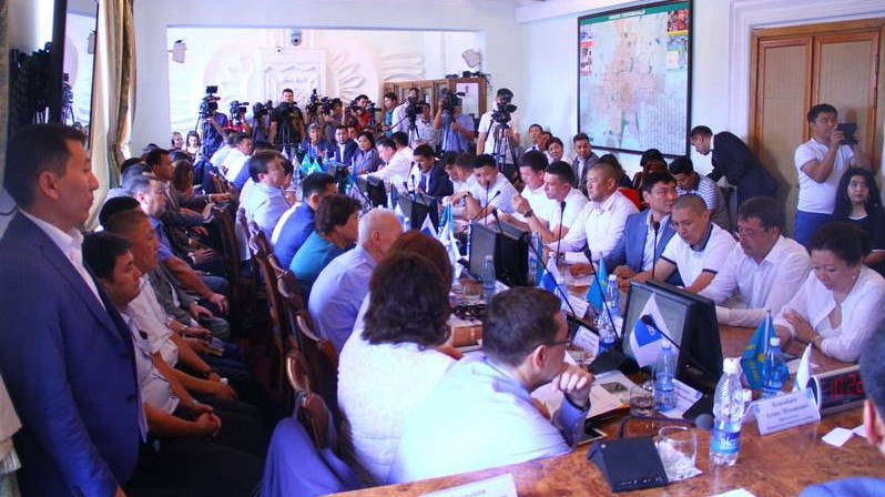 #Проденьги: Кто сидит в Бишкекском горкенеше? &mdash; Tazabek