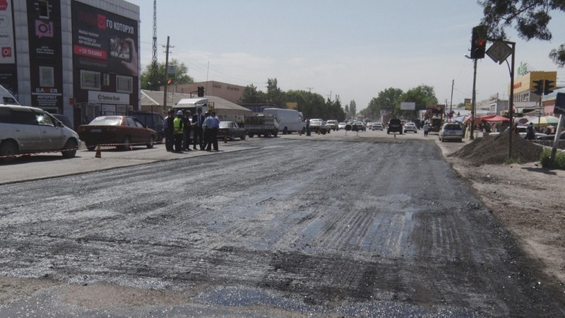 Из дороги Бишкек&mdash;Кара-Балта сделали Сокулук&mdash;Кара-Балта, как колбасу съели 8,5 км, - депутат &mdash; Tazabek