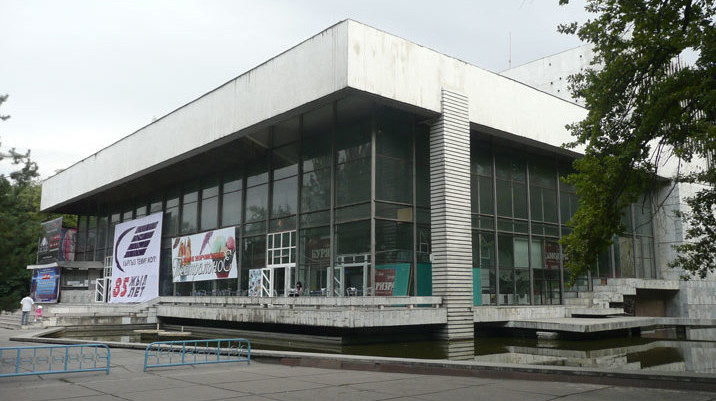 Арендаторы помещений в здании русского драмтеатра должны в бюджет 18 млн сомов, они не хотят платить, - директор Е.Кузнецов &mdash; Tazabek