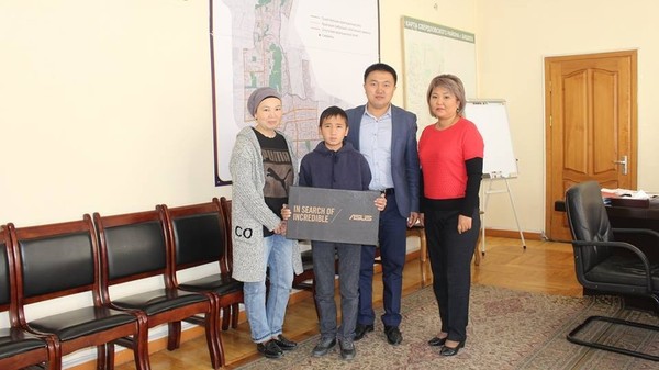 7-класстын окуучусу Кыргызстандын өнүгүшү тууралуу дилбаян жазып жиберип, А.Атамбаевдин белегине ээ болду (фото)