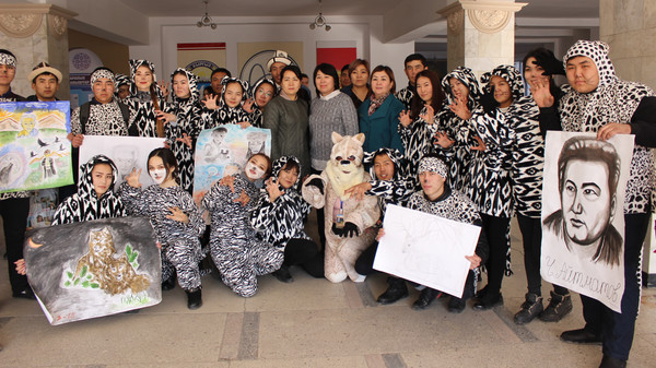 Илимдер академиясында студенттер ак илбирсти даңазалап, флеш-моб өткөрүштү