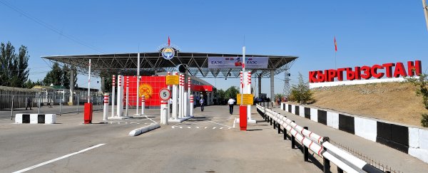 Предприниматели попросили убрать бетонное заграждение на части полосы дороги к КПП &laquo;Ак-Жол&raquo; &mdash; Tazabek