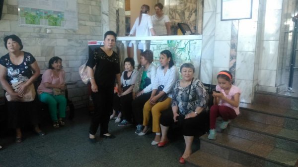 Фото &mdash; Торговцы рынка &laquo;Айчурек&raquo; вышли на митинг возле мэрии Бишкека &mdash; Tazabek