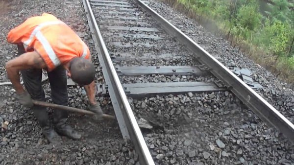 Глава &laquo;Кыргыз Темир Жолу&raquo; А.Ногойбаев грозится уволить железнодорожника, который продаст хоть 1 шпалу &mdash; Tazabek