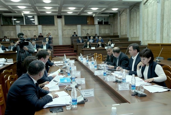 Депутаты профильного комитета поинтересовались у министра А.Кожошева, где должны открыться предприятия, чтобы получить налоговые льготы у государства &mdash; Tazabek